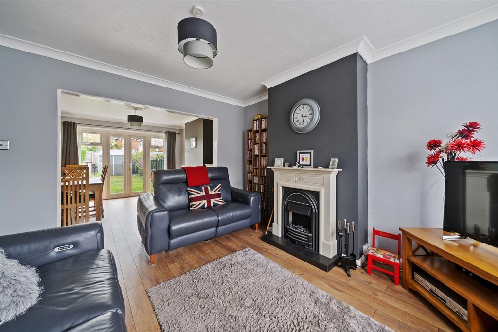 Property photo 2 of 12 Wandle Road