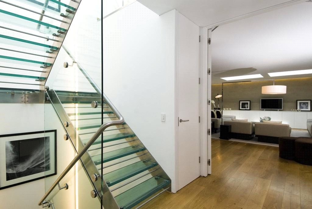 Property photo 2 of 10 Hallway
