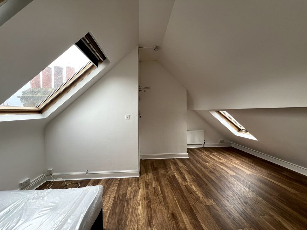 Property photo 2 of 6 Room