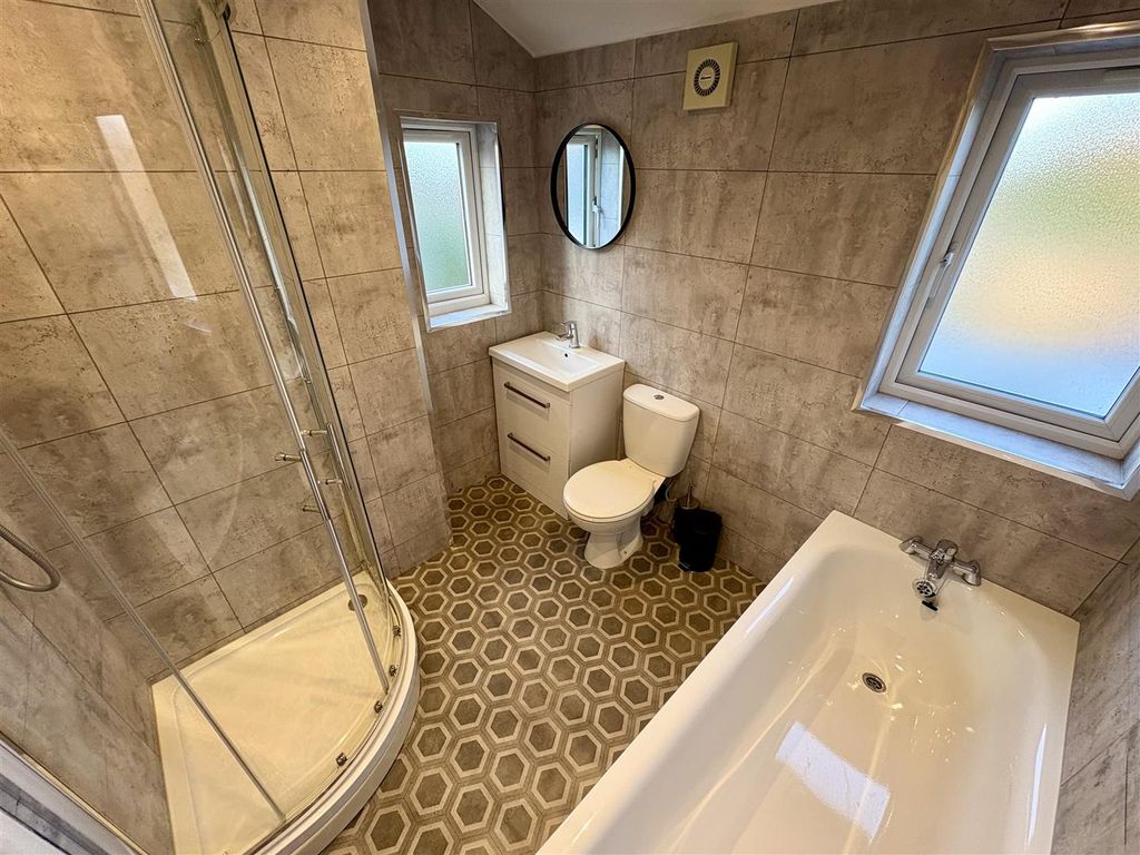 Property photo 3 of 7 Bathroom