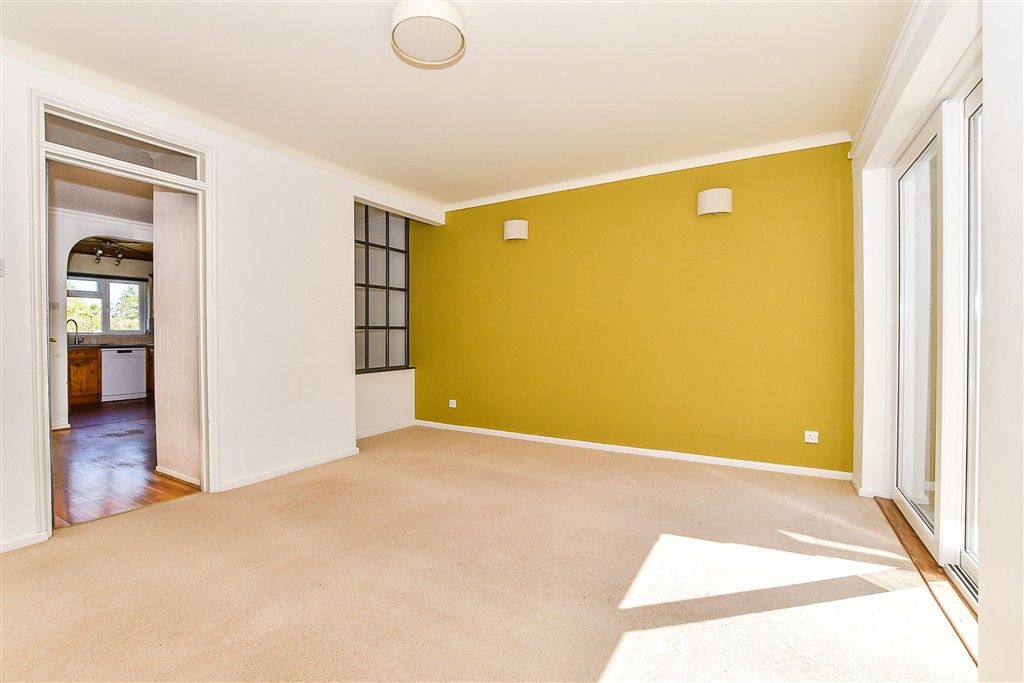 Property photo 1 of 17 Lounge