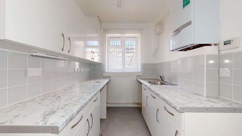 Property photo 3 of 16 6A Boston Manor Road, Brentford, Tw8 8DL