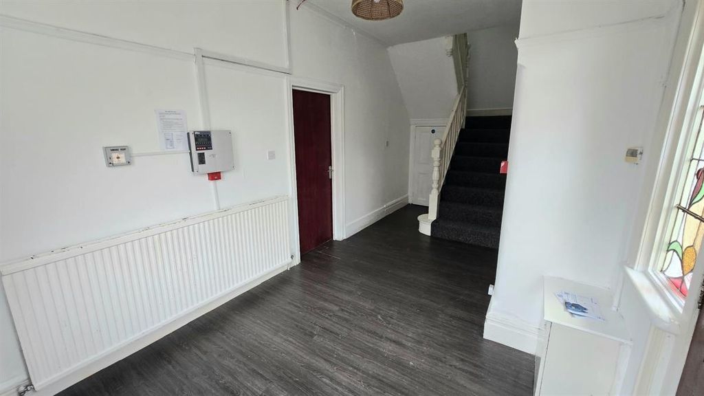 Property photo 2 of 15 Bright, Freshly Painted Hallway With Dark Wood-Eff...