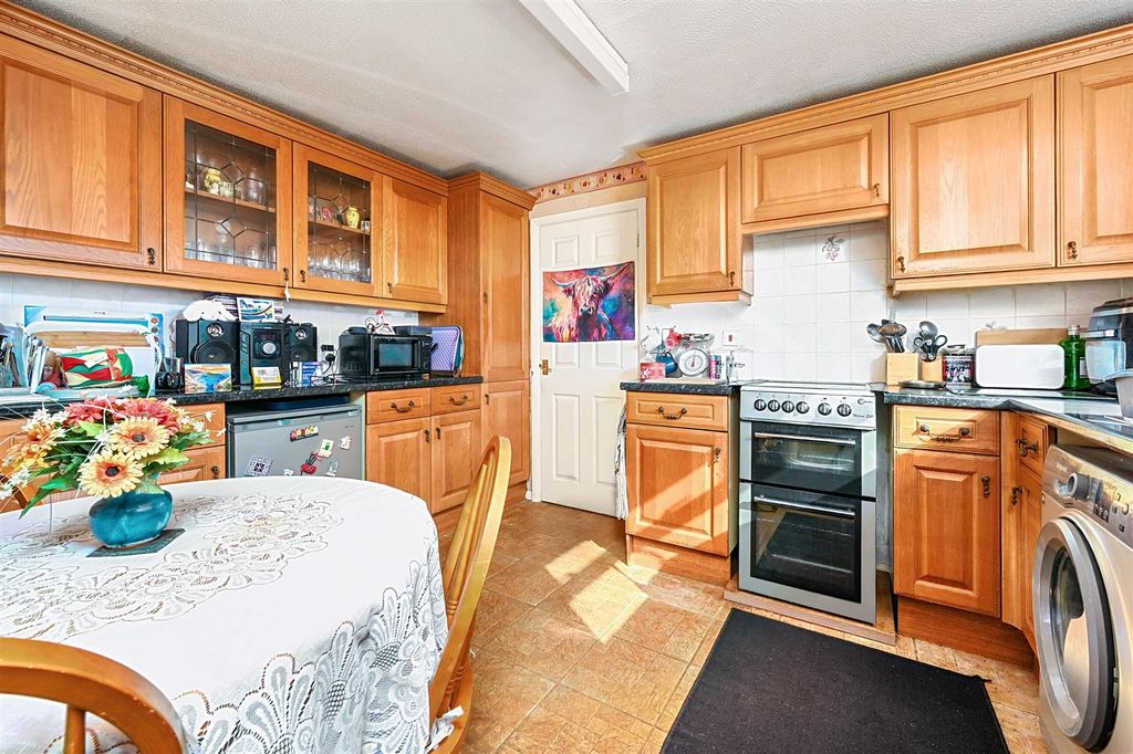 Property photo 3 of 18 Rowan Close, Bn41 (8).Jpg