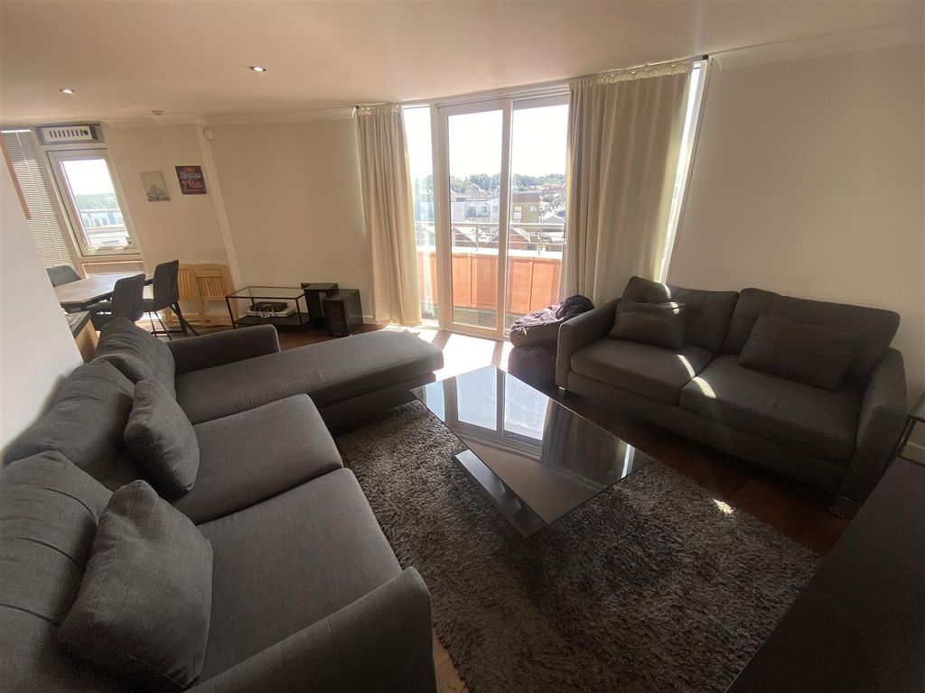 Property photo 3 of 17 Living Room