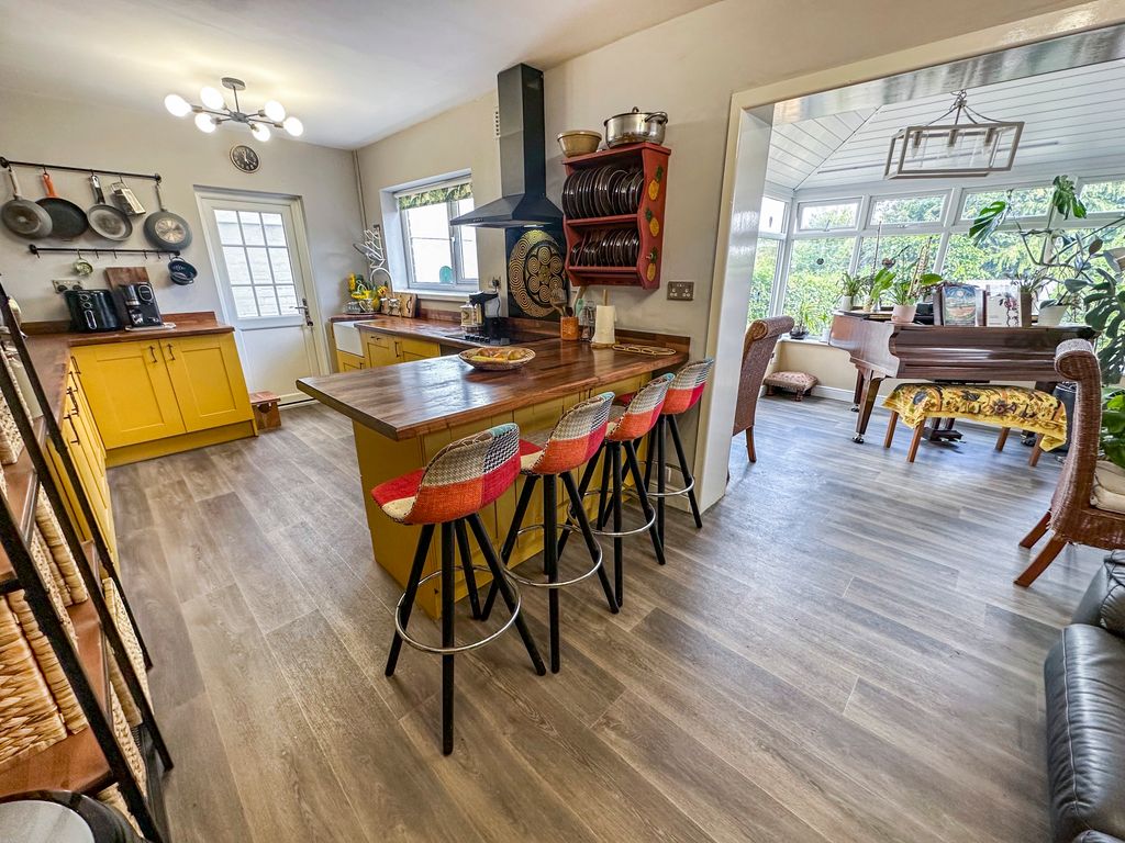 Property photo 2 of 18 Kitchen/Dining/Conservatory