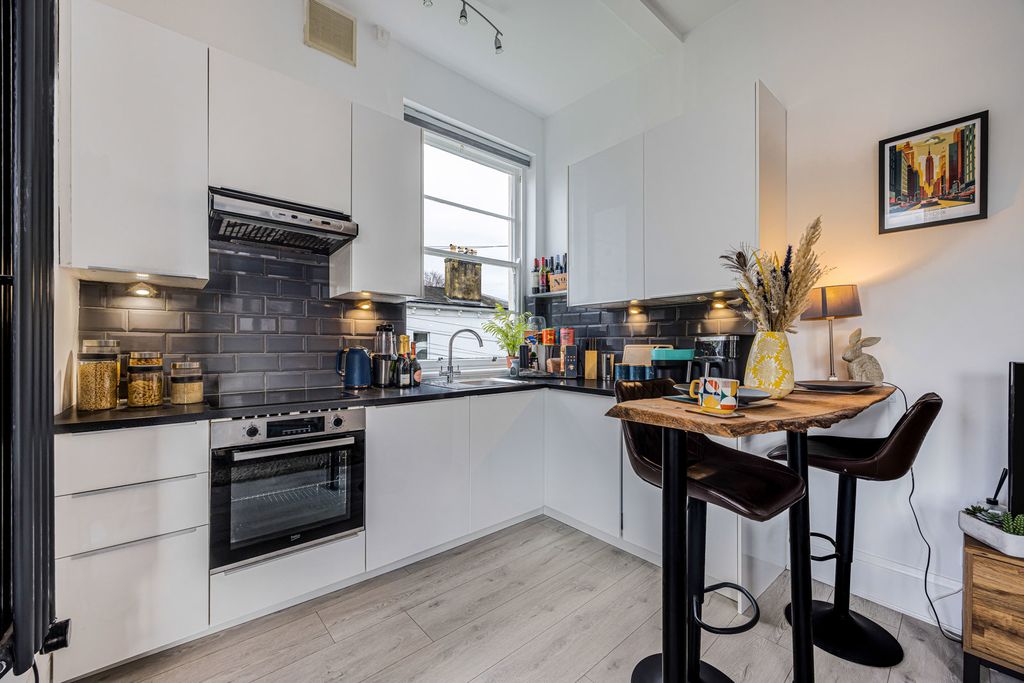 Property photo 3 of 19 Kitchen