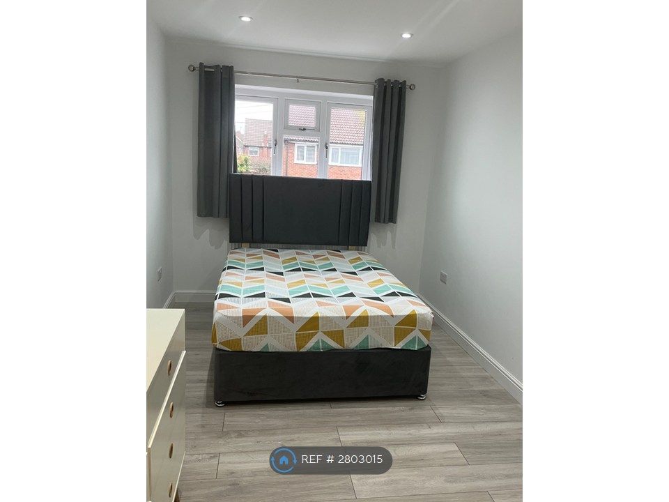 Property photo 1 of 8 Master Bedroom Ensuite