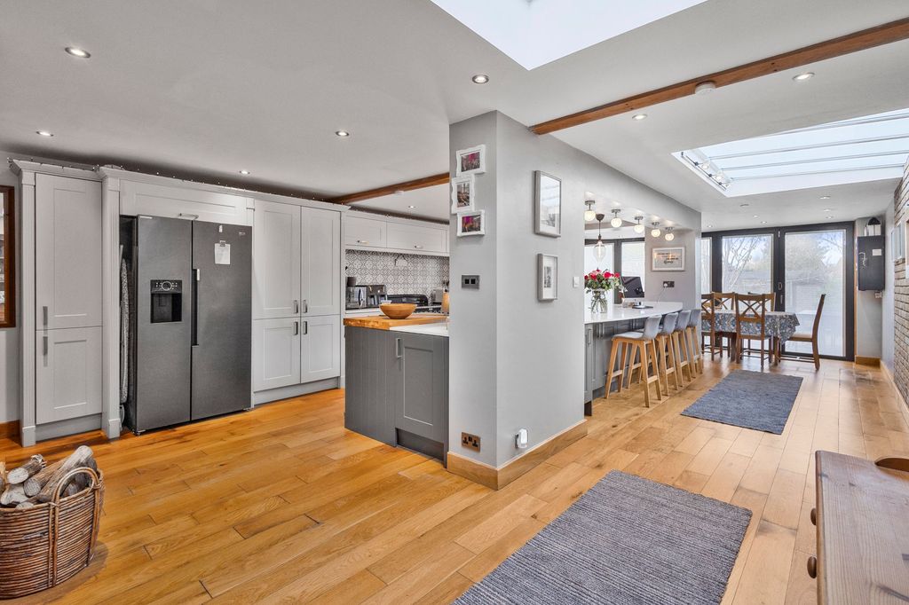 Property photo 2 of 27