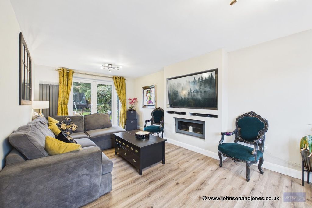 Property photo 3 of 36 11 Lounge.Jpg