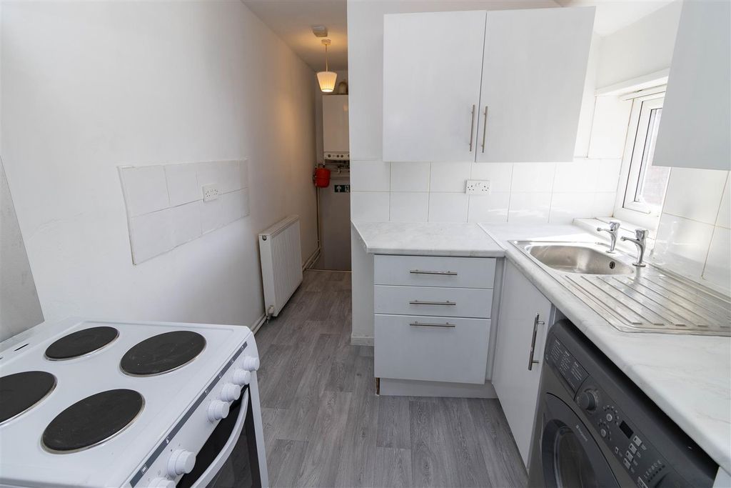 Property photo 3 of 7 Kitchen