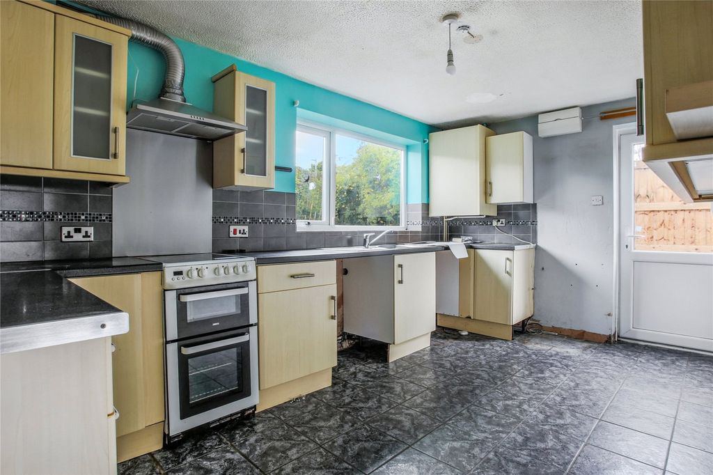 Property photo 3 of 10 Kitchen