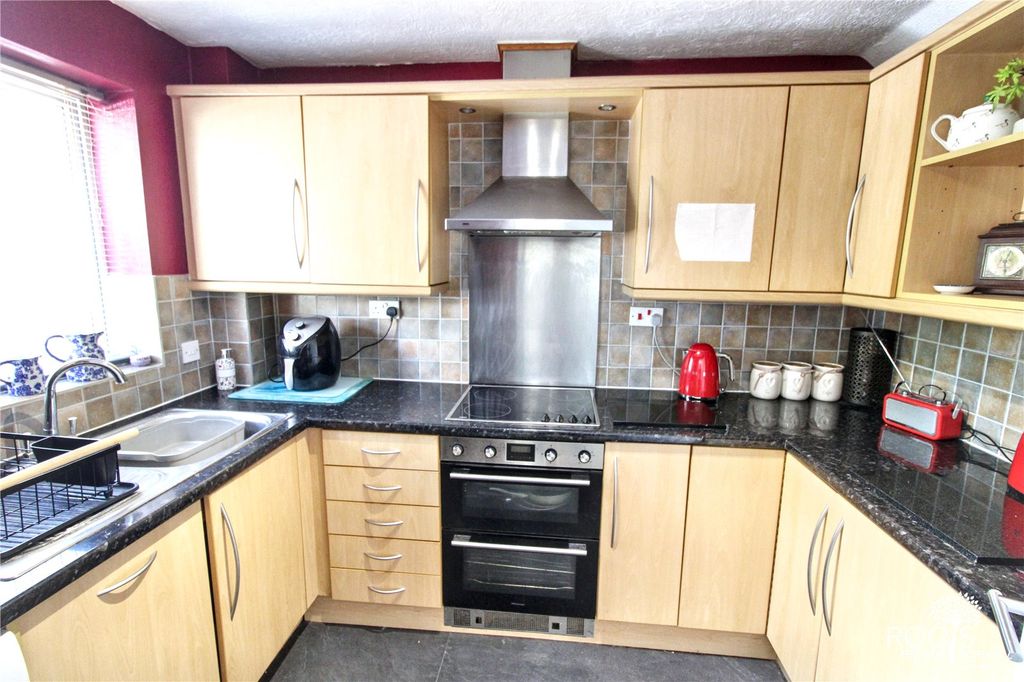 Property photo 3 of 10 Kitchen