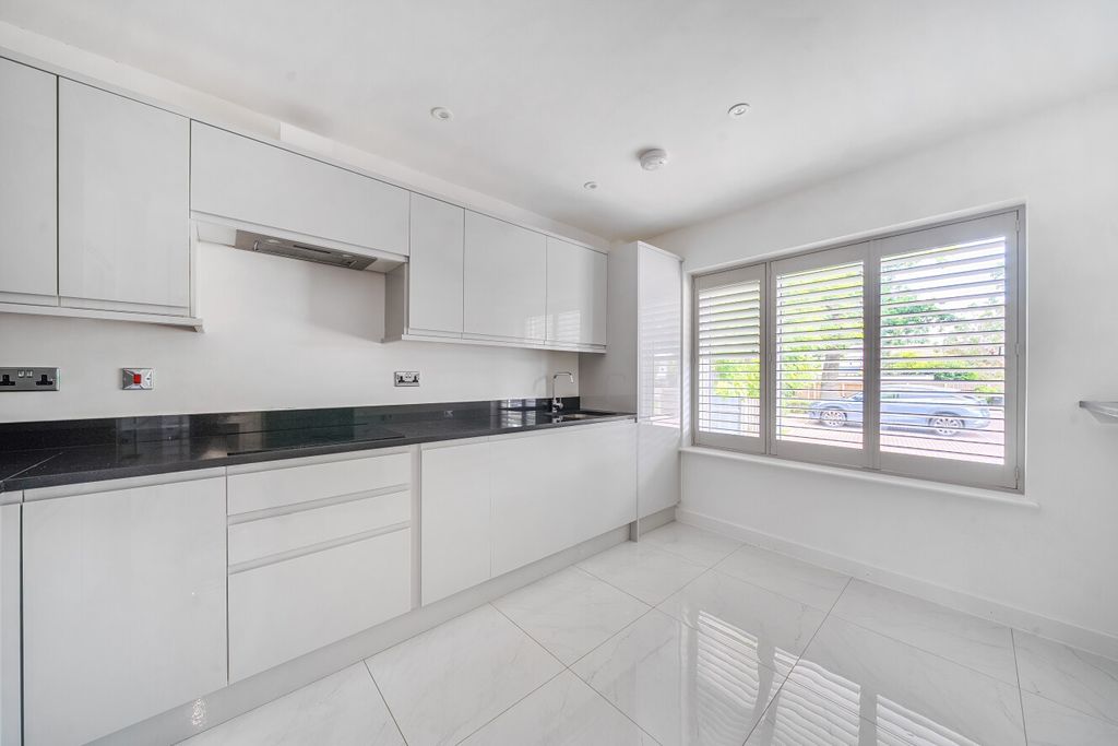 Property photo 3 of 20 1471281-10-6A27Db...
