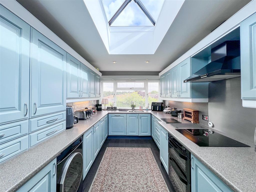 Property photo 3 of 29 Breakfast Kitchen