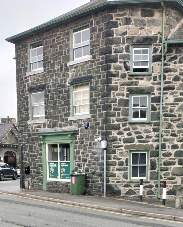 Property photo 1 of 9 Outside