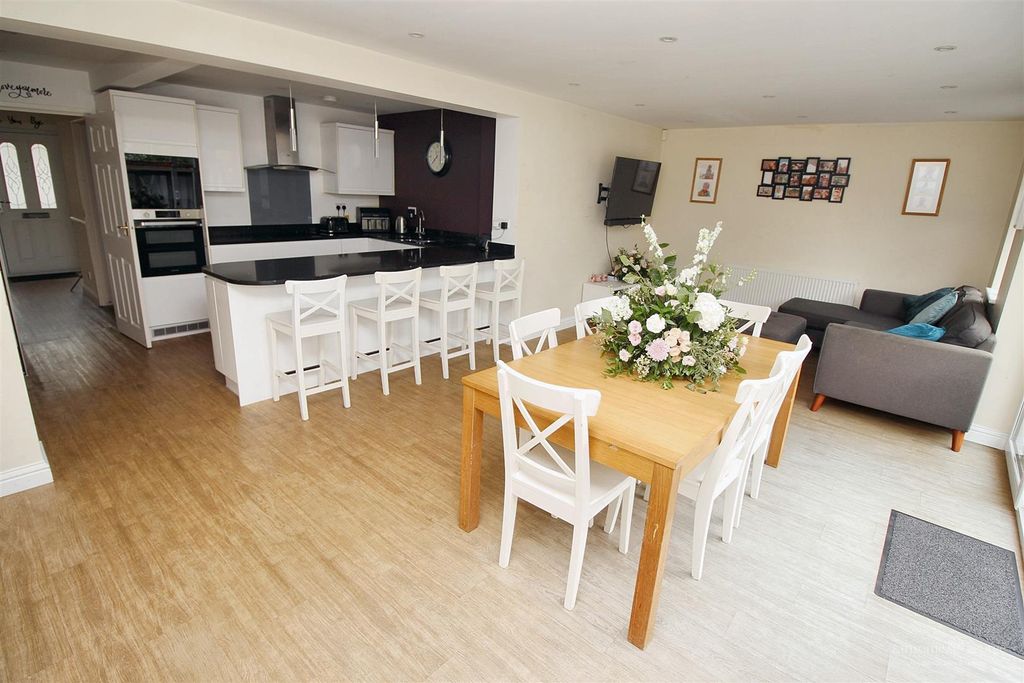 Property photo 3 of 22 Kitchen/Dining Room