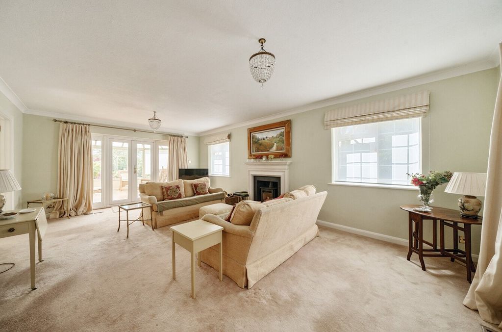 Property photo 2 of 24 Sitting Room