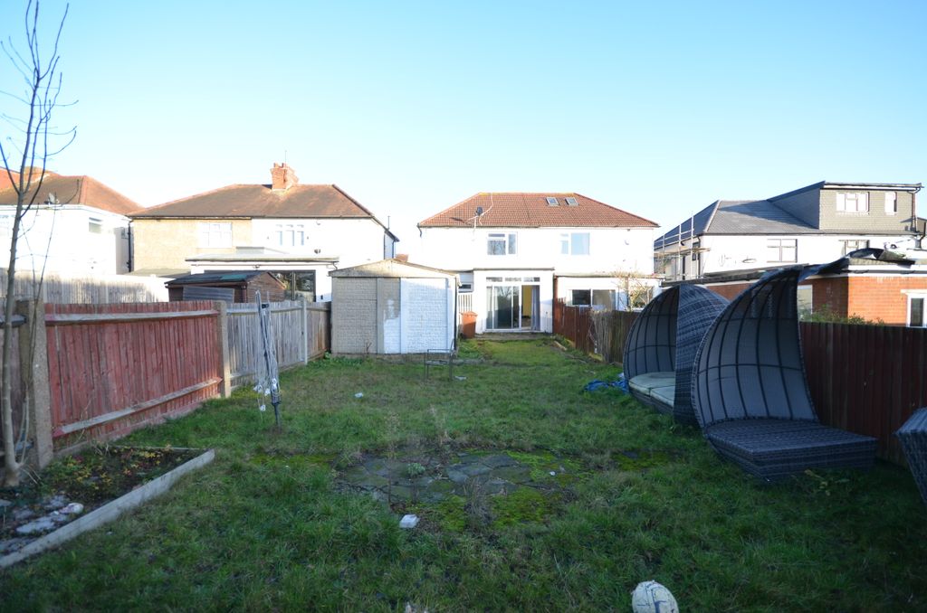 Property photo 2 of 12 91 Kingshill Drive, Harrow Ha3 8Qq