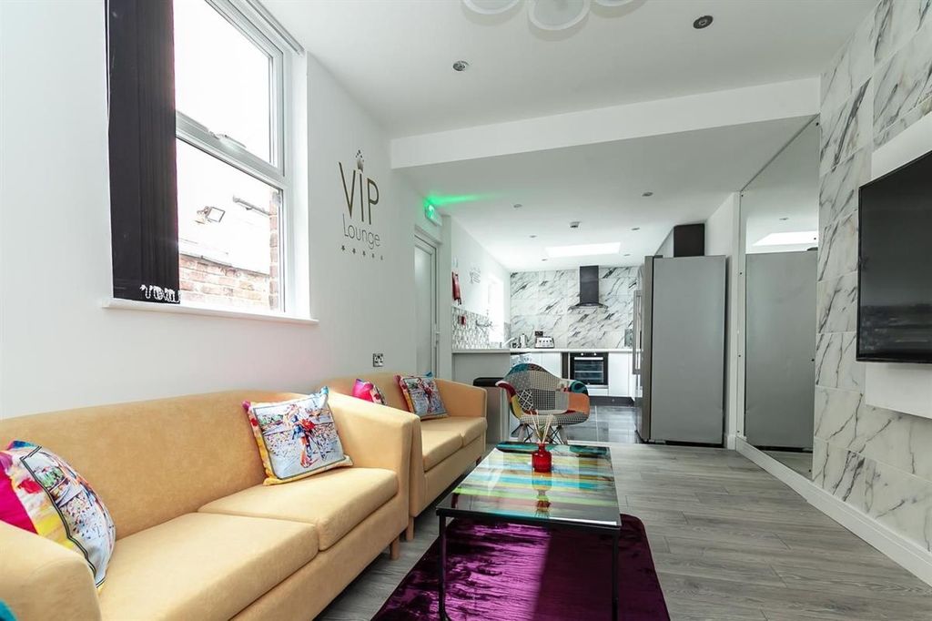 Property photo 3 of 15 Bright Open-Plan Living With Stylish Furniture...