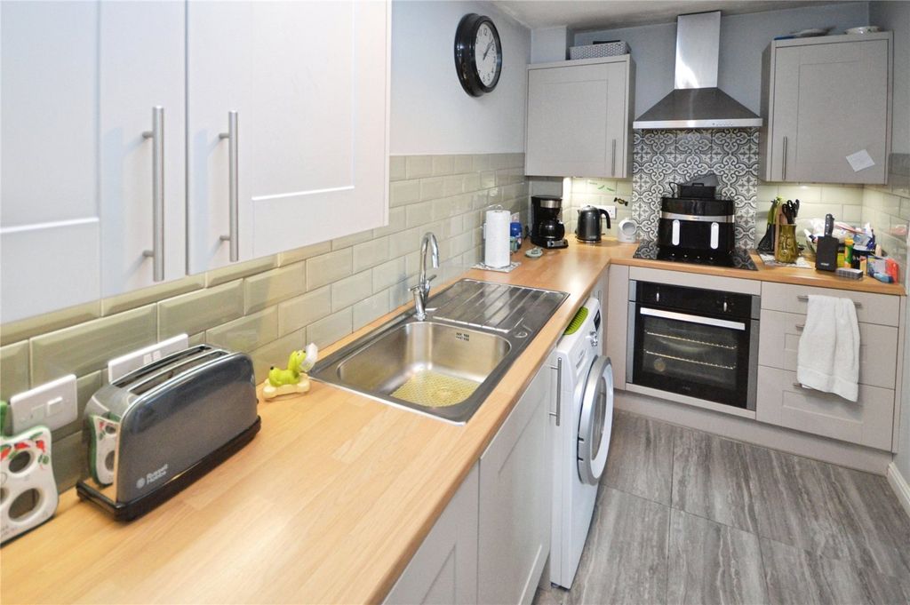 Property photo 3 of 12 Kitchen