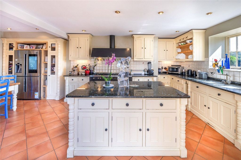 Property photo 3 of 19 Kitchen