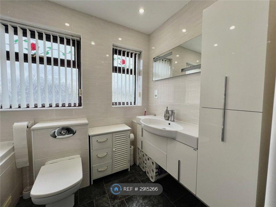 Property photo 3 of 23 Bathroom
