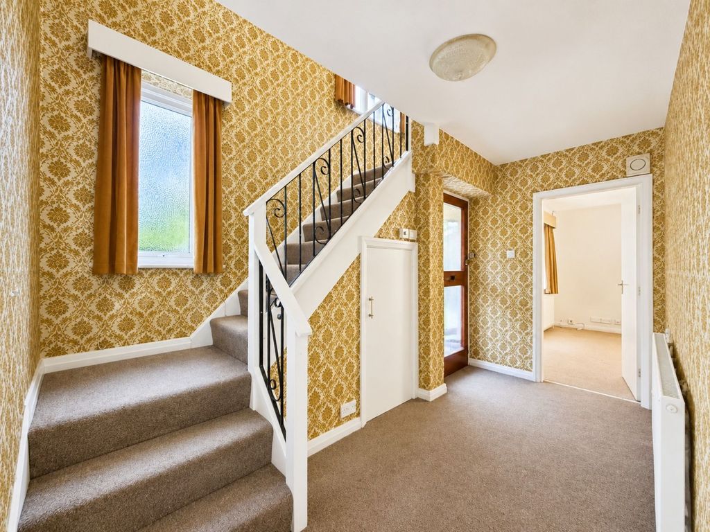 Property photo 2 of 19 Entrance Hall
