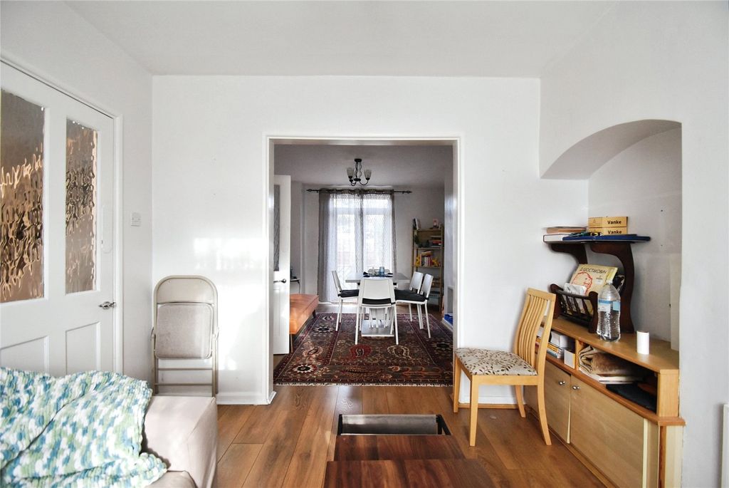 Property photo 3 of 16 Lounge