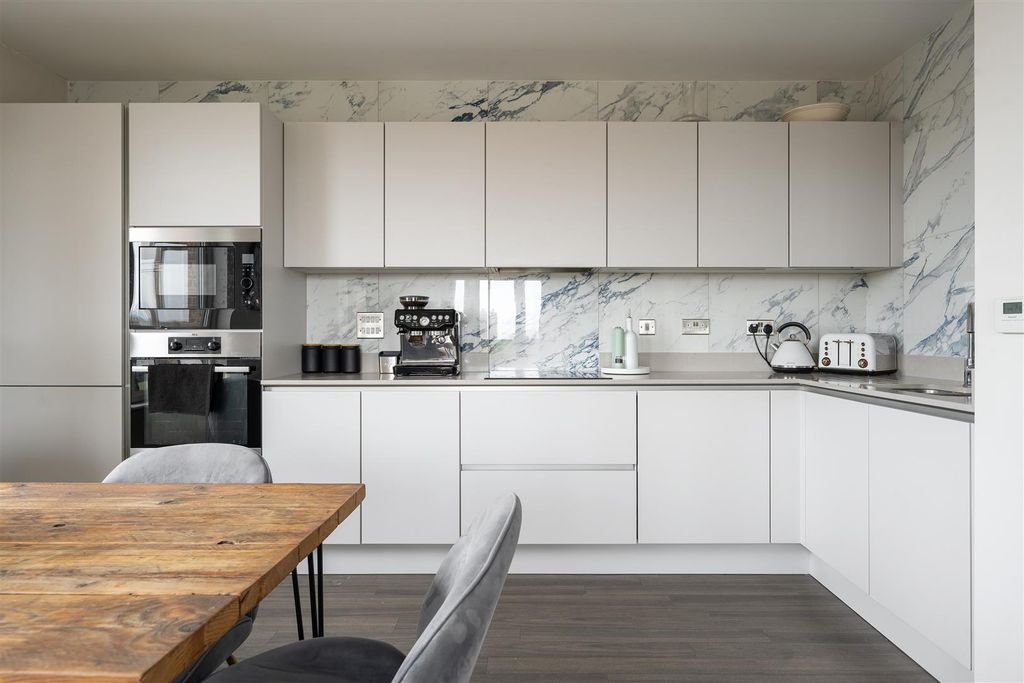 Property photo 3 of 22 Marlowe Road, E17