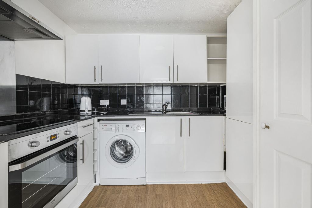Property photo 2 of 10 Kitchen