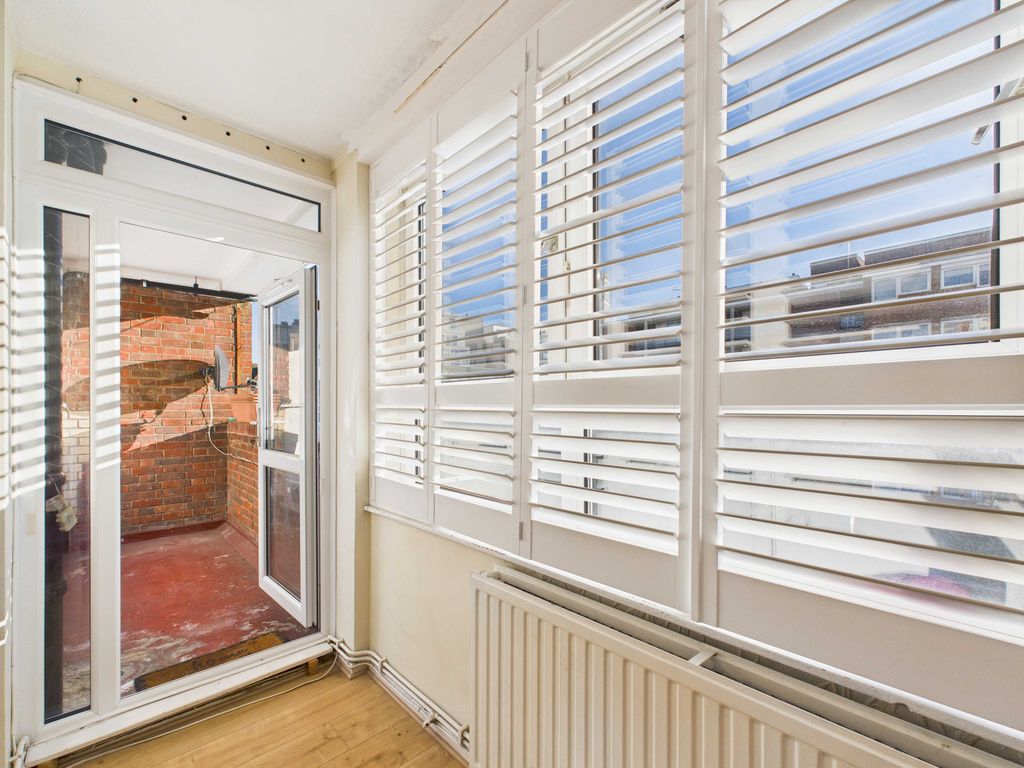 Property photo 3 of 12 Cam03741G0-Pr0132-Still006