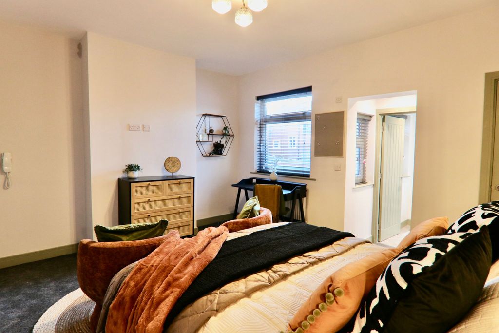 Property photo 2 of 29 Room 4