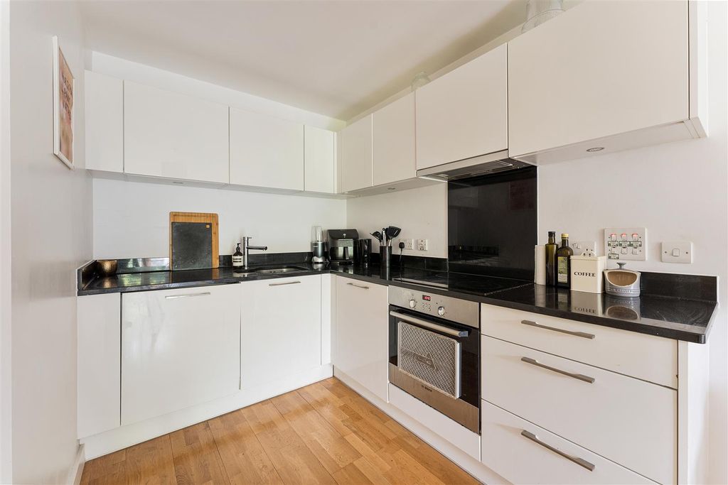 Property photo 3 of 17 Holloway Road, N7