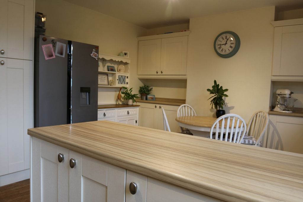 Property photo 3 of 19 Fitted Kitchen Picture 2