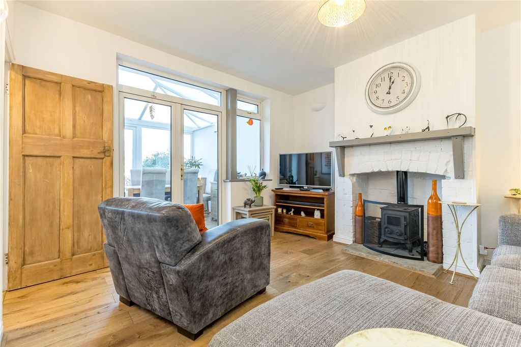 Property photo 3 of 23 Lounge