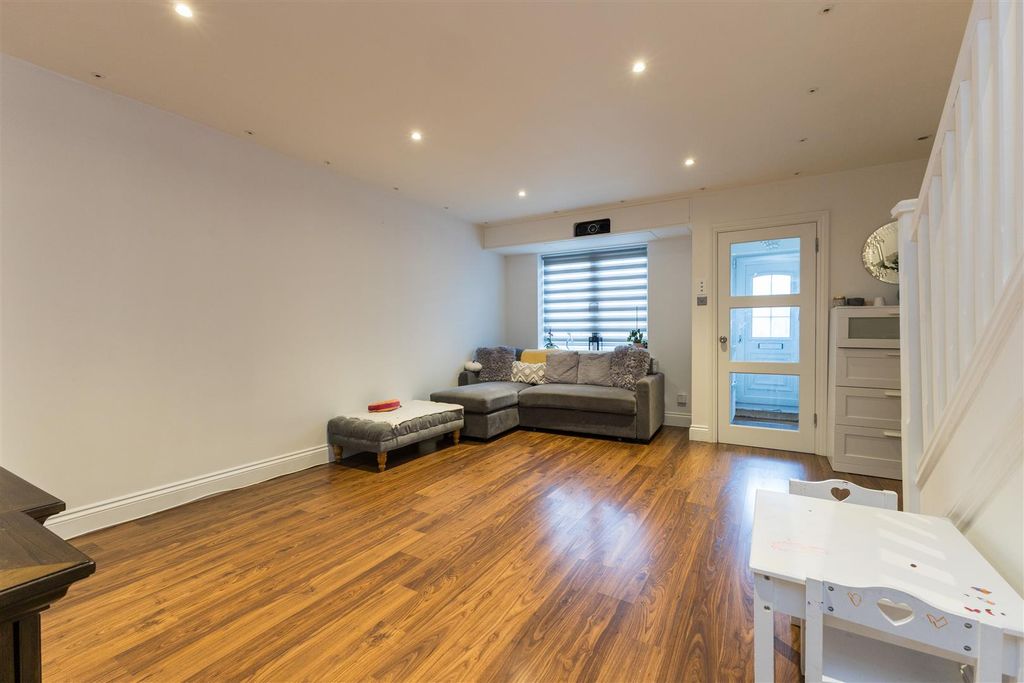 Property photo 2 of 18 46 Gervaise Close-9.Jpg