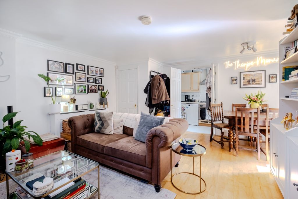 Property photo 3 of 9 3-Redwood-Mews-11