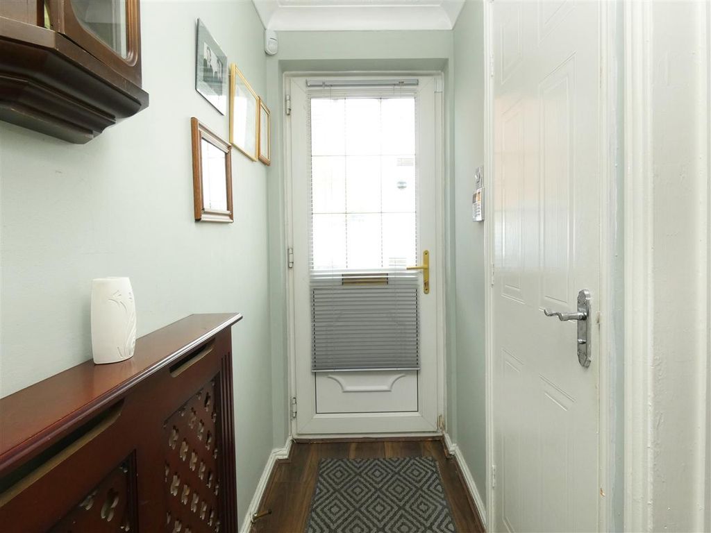 Property photo 2 of 17 Entrance Hall