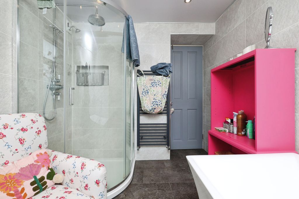 Property photo 3 of 16 Bathroom