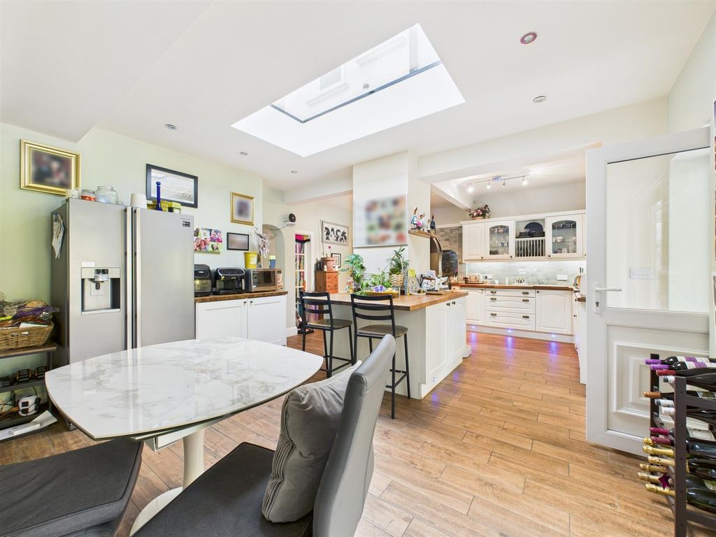 Property photo 2 of 35 Cam02885G0-Pr0502-Still025.Jpg