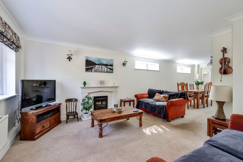 Property photo 2 of 30