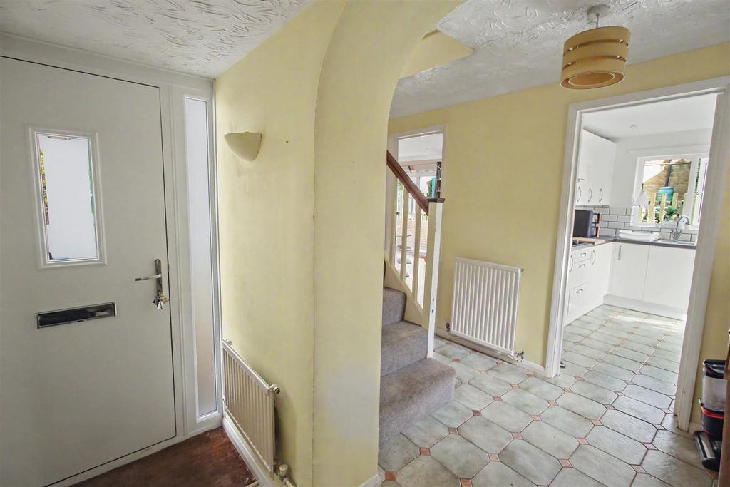 Property photo 2 of 12 Entrance Hall
