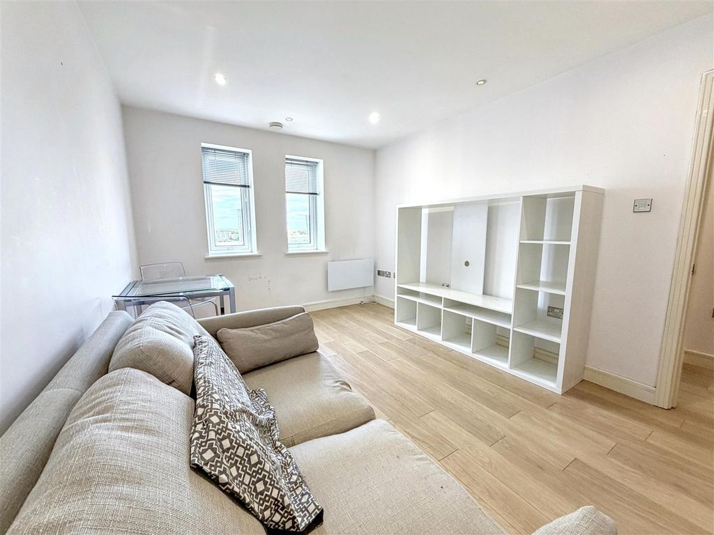 Property photo 3 of 10 Lounge