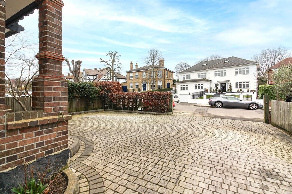 Property photo 3 of 22 Frontdriveview (1 Of 1).Jpg