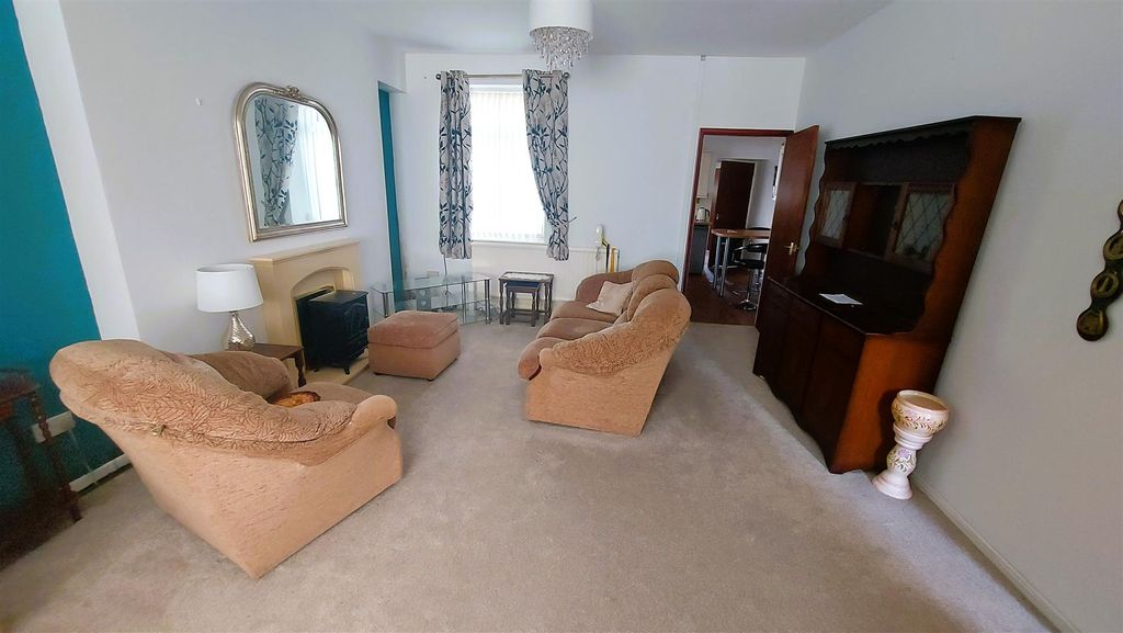 Property photo 2 of 11 Lounge