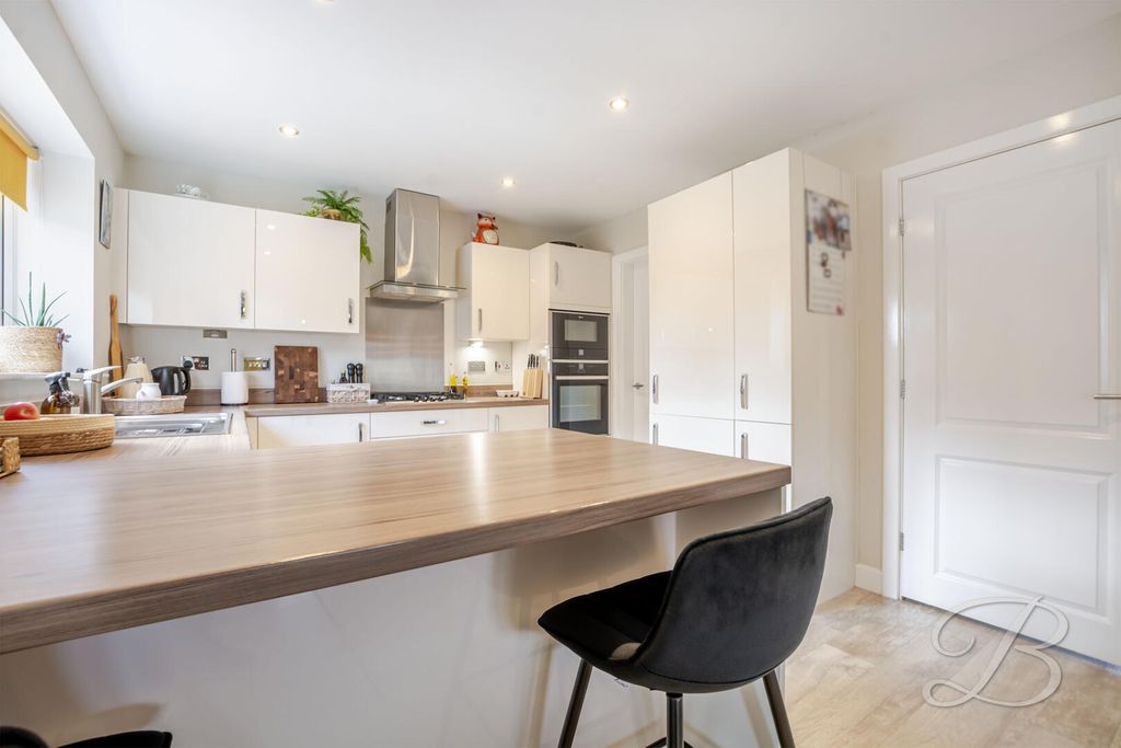 Property photo 3 of 40 Kitchen