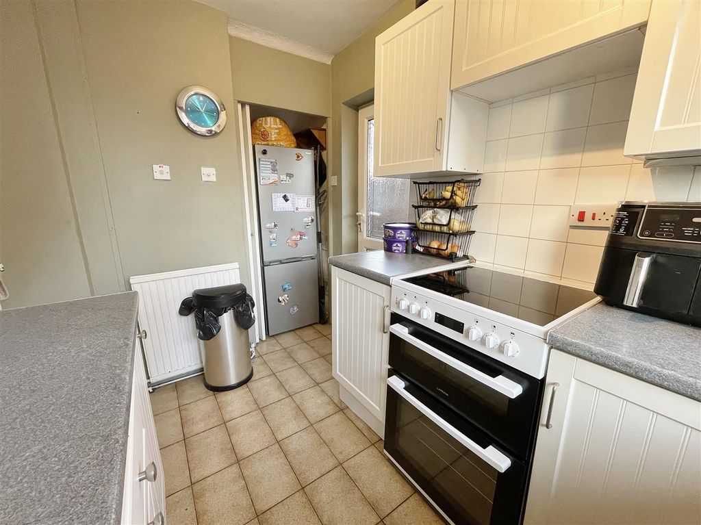 Property photo 3 of 20 Kitchen