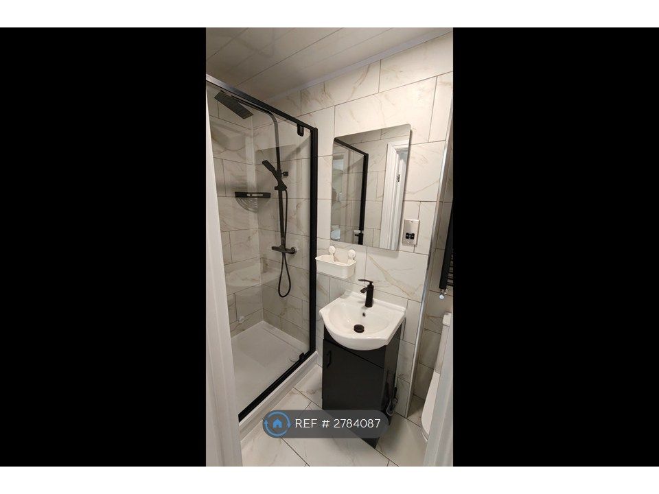 Property photo 3 of 8 Room 1 Ensuite
