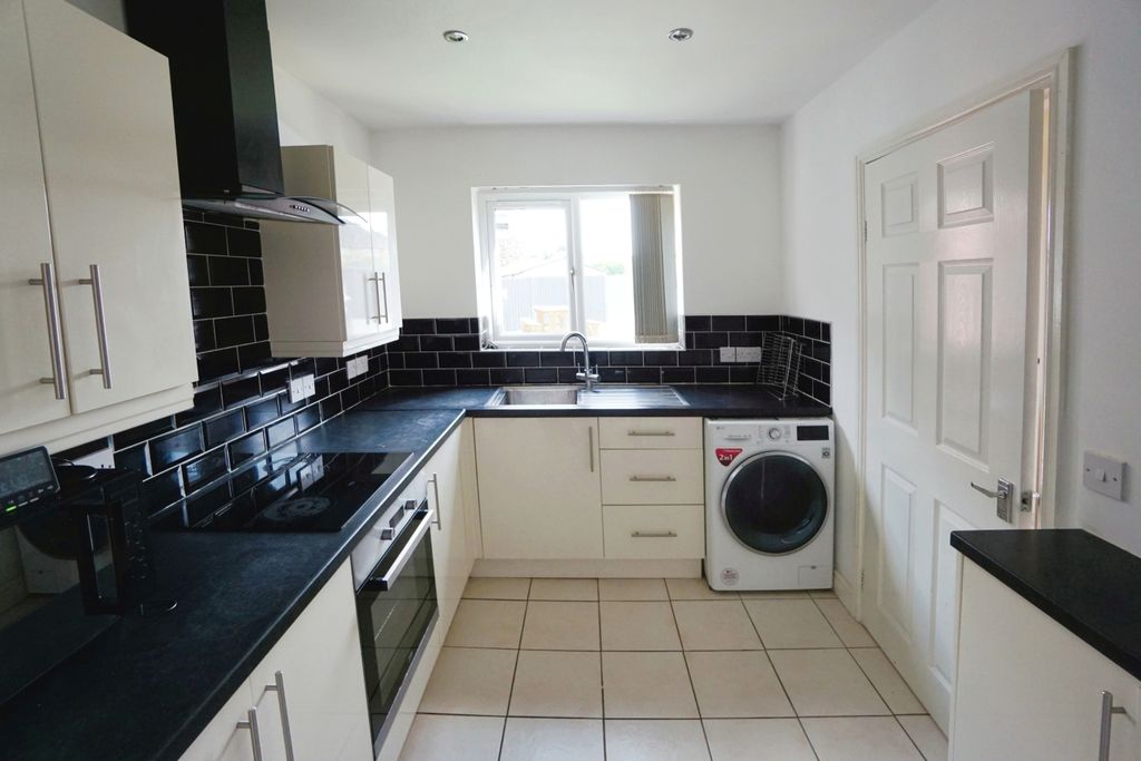 Property photo 2 of 14 Kitchen